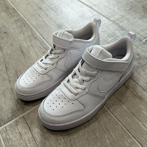 NIKE KIDS COURT BOROUGH LOW 2 white sneakers size 2.5y. Brand new without tags.